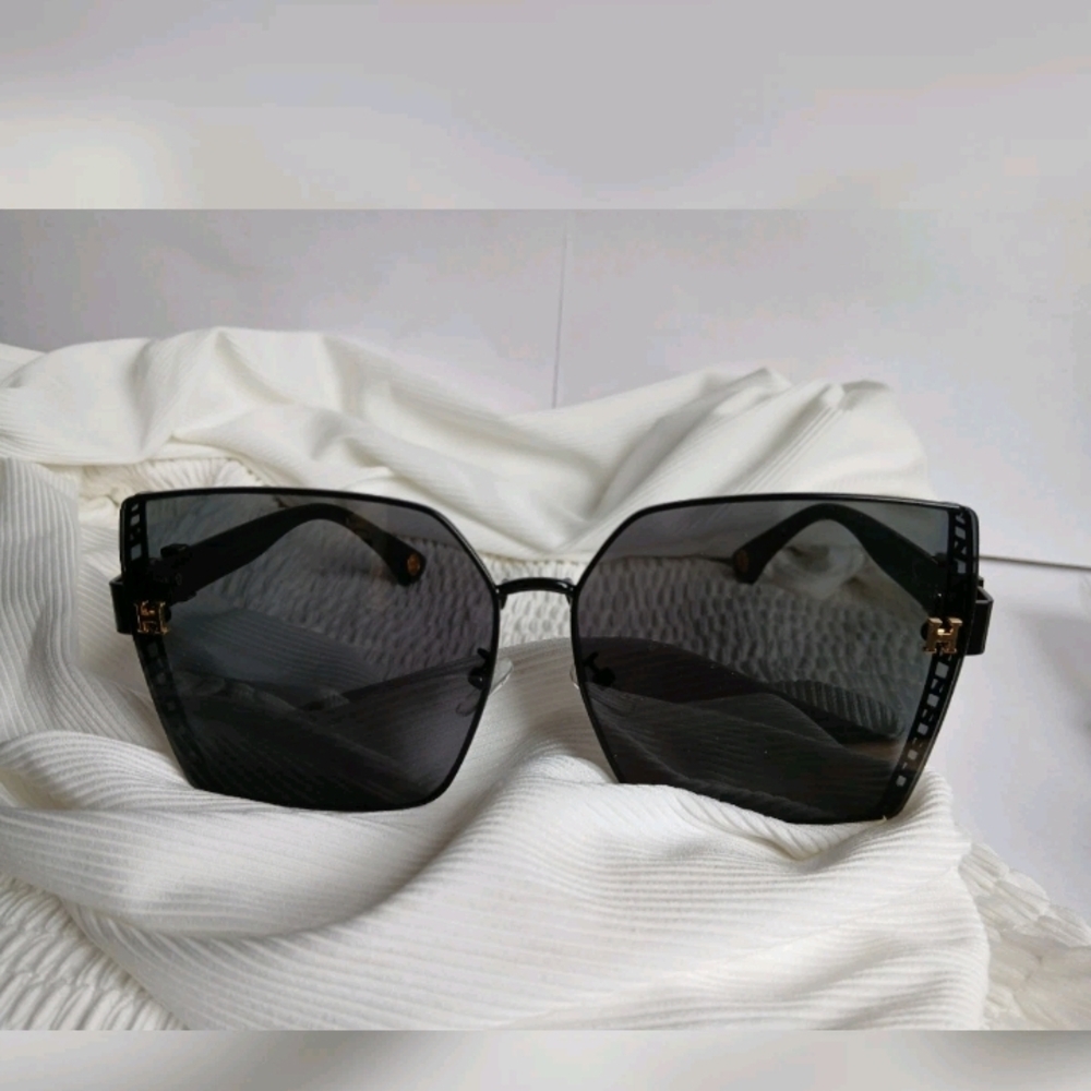 Sophisticated Black Square Sunglasses